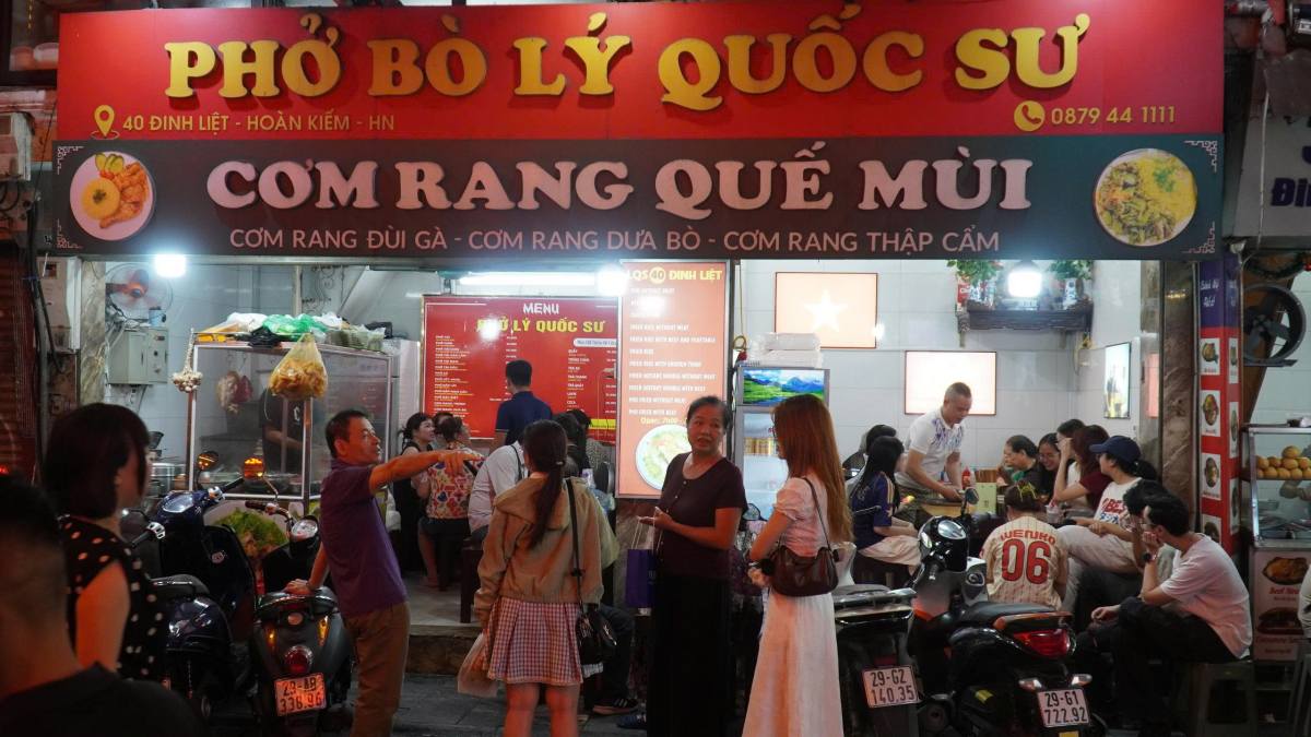 Quán phở trên phố Đinh Liệt đông khách ghé thăm sau khi đón Tổng thống Hàn Quốc và phu nhân tới dùng bữa. Ảnh: Minh Chính