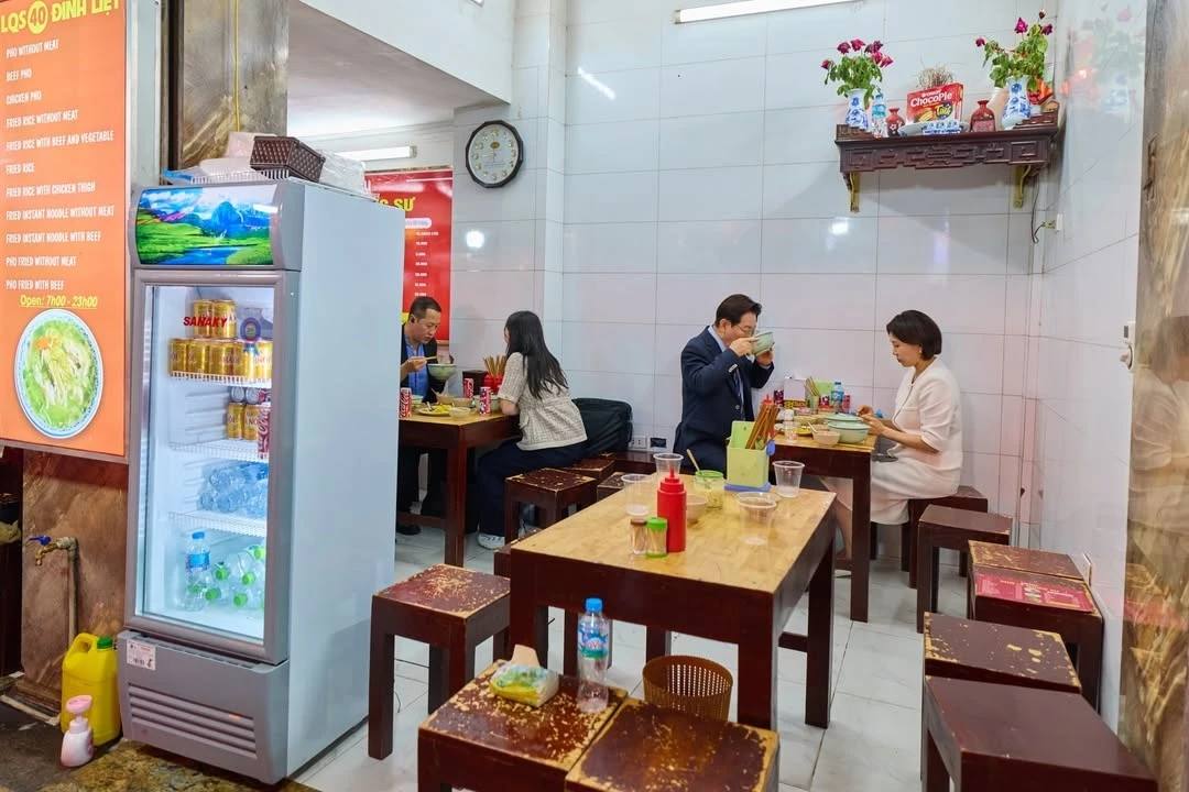 Vợ chồng Tổng thống Hàn Quốc thưởng thức phở và cơm rang dưa bò tại quán. Ảnh: Instagram nhân vật