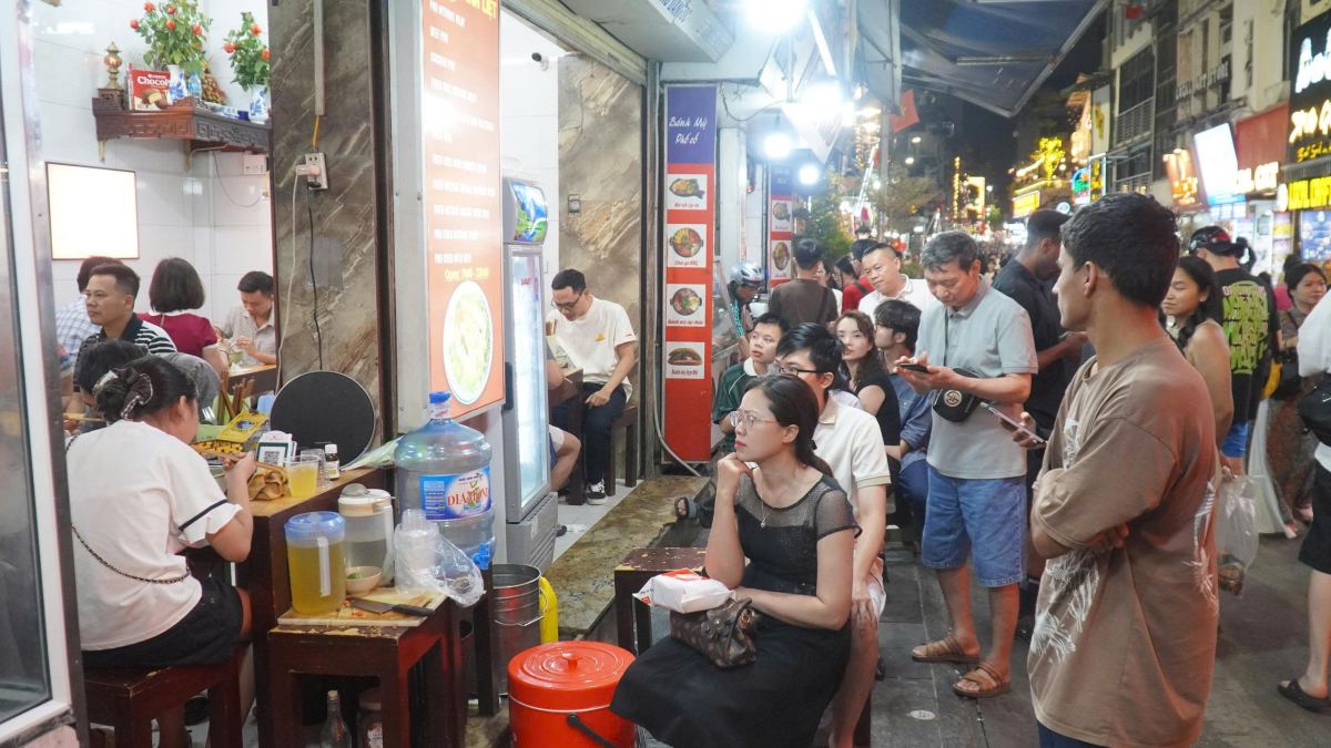 Quán luôn trong tình trạng chật kín khách. Ảnh: Minh Chính