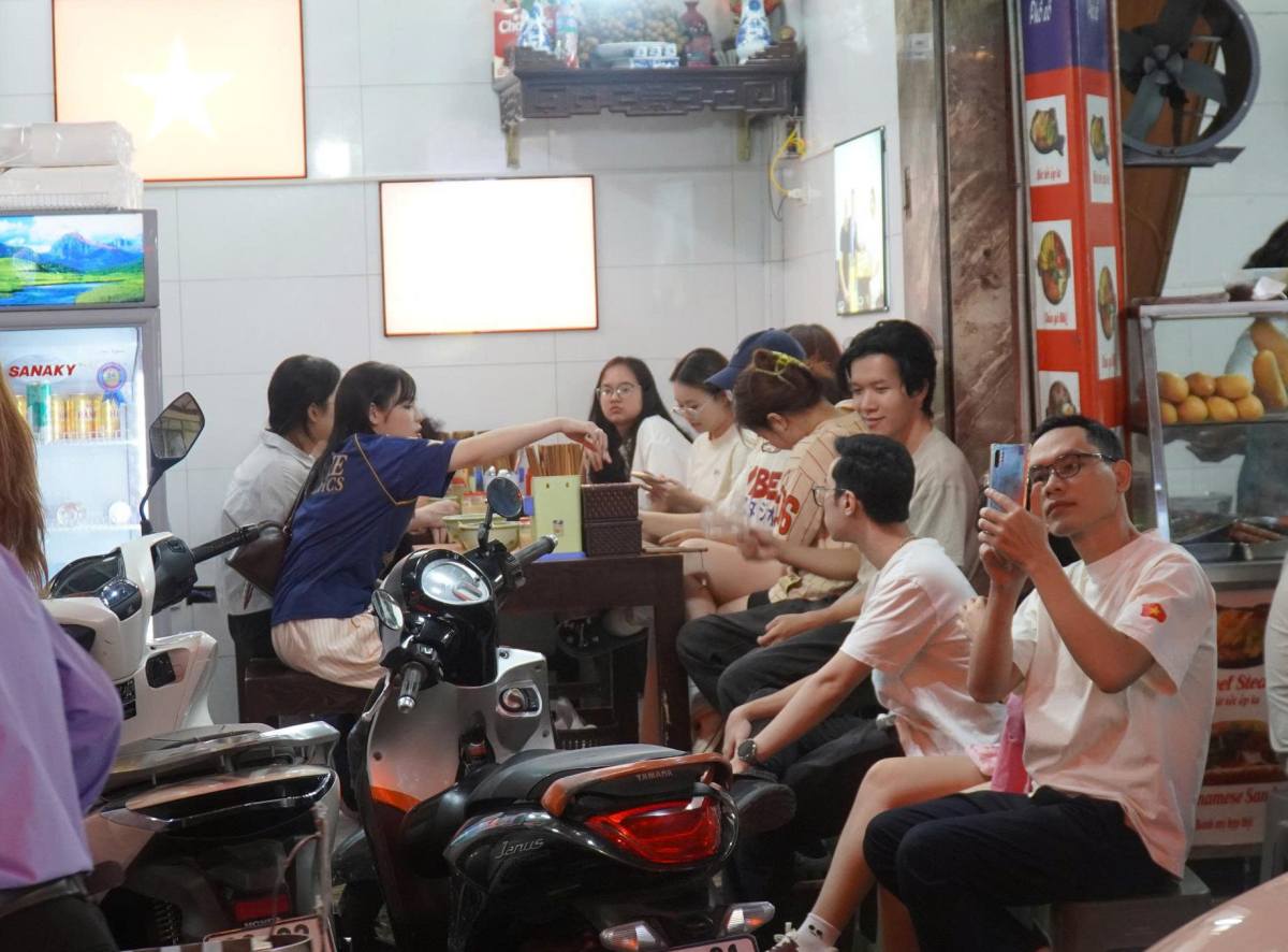 Quán luôn trong tình trạng chật kín khách. Ảnh: Minh Chính