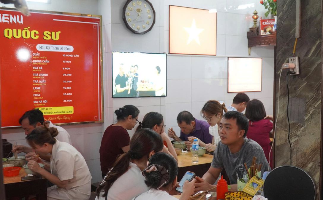 Thực khách thưởng thức phở tại quán. Ảnh: Minh Chính