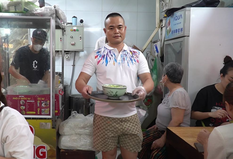 Anh Mùi, chủ quán cho biết lượng khách tới quán tăng gấp đôi trong những ngày gần đây. Ảnh: Minh Chính