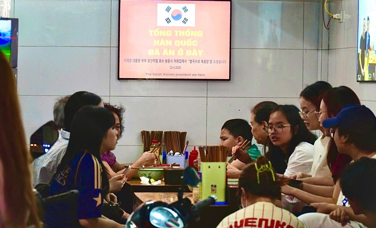 Bàn Tổng thống Hàn Quốc và phu nhân từng ngồi được gắn bảng để khách check-in. Ảnh: Minh Chính