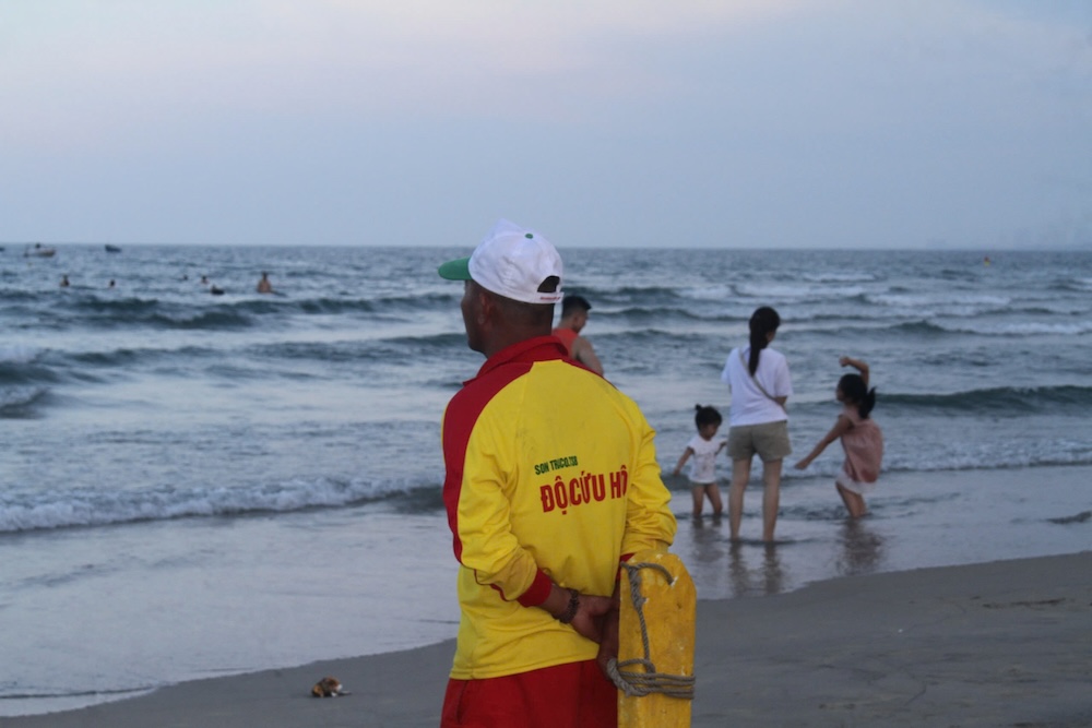 Da Nang rescue forces were on duty from 4:30 am and checked the SUP rowers to prevent drowning. Photo: Nguyen Linh