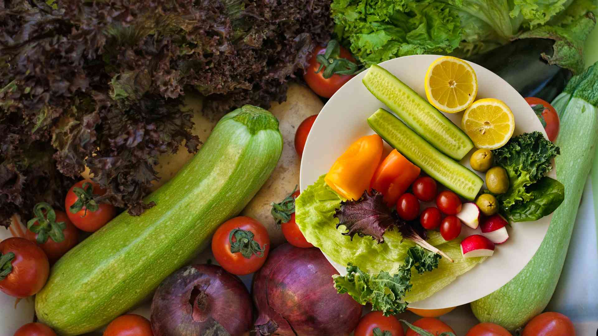 Colorful vegetables and fruits contain antioxidant compounds that help protect liver function. Graphic photo: Huong Son