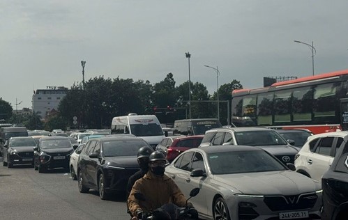 Noi Bai - Lao Cai expressway congestion during holidays. Photo: Long Phi