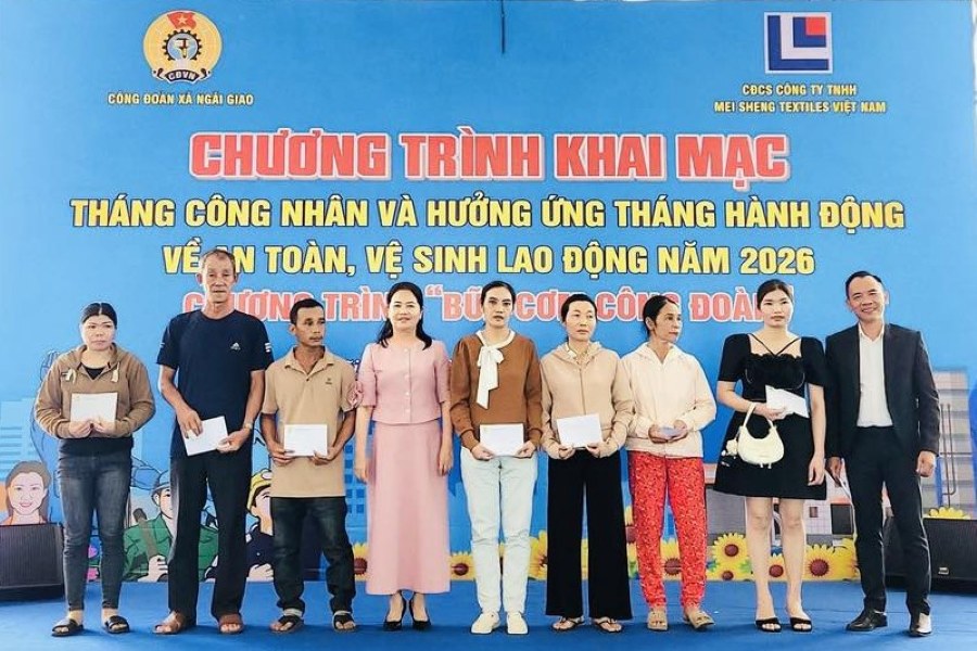 The Trade Union presents gifts to workers in difficult circumstances at the launching ceremony of Workers' Month in Ngai Giao commune. Photo: Anh Vu
