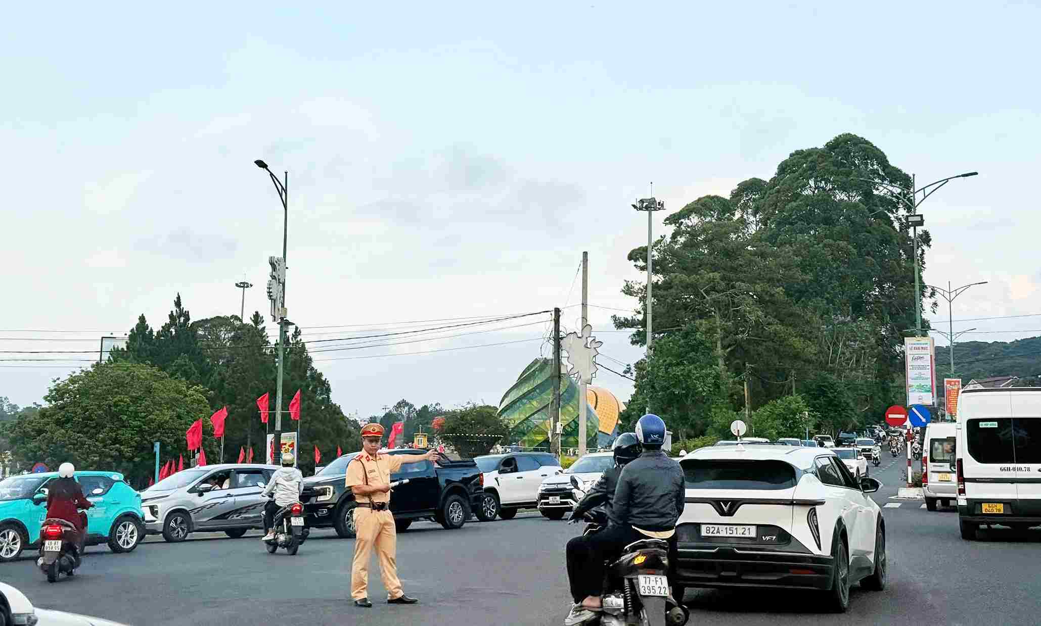 Lực lượng cảnh sát giao thông bám đường điều tiết, phân luồng bảo đảm an toàn giao thông tại Đà Lạt. Ảnh: Phúc Khánh 