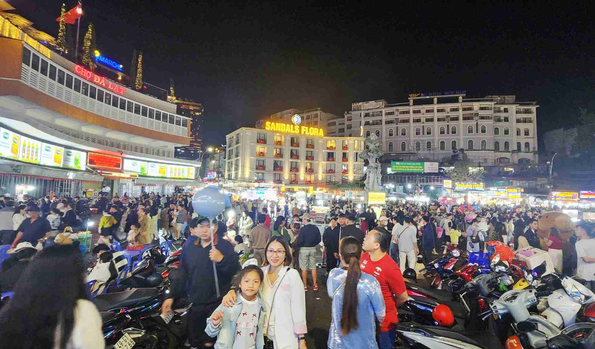 Chợ đêm Đà Lạt luôn đông đúc người dân, du khách đến vui chơi, trải nghiệm. Ảnh: Phúc Khánh 