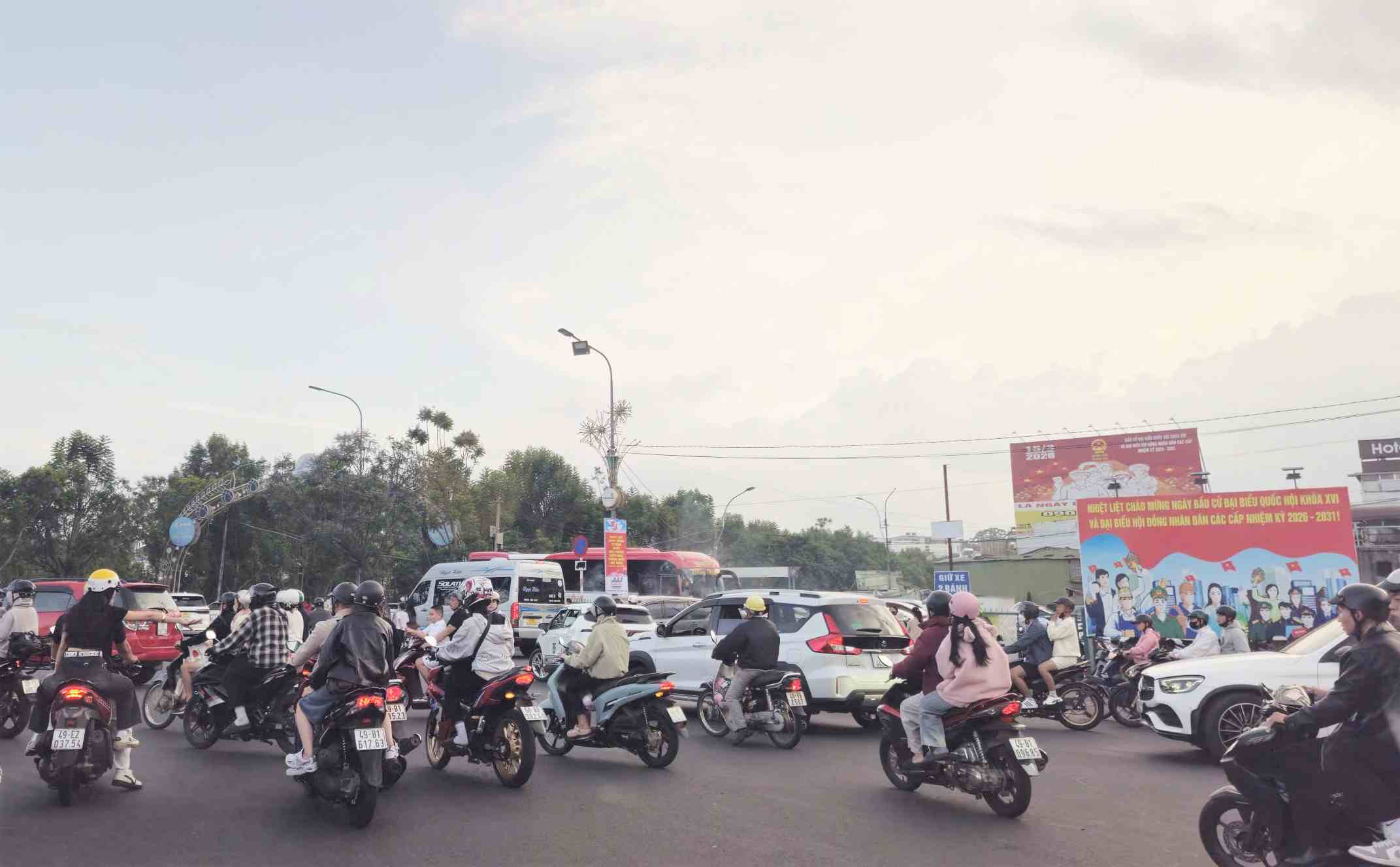 Đường phố Đà Lạt đông đúc phương tiện vào sáng 2.5. Ảnh: Phúc Khánh 