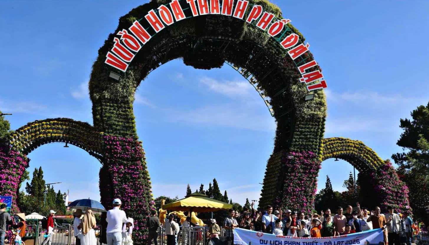 Da Lat flower garden is always crowded with people and tourists coming to have fun and experience. Photo: Phuc Khanh