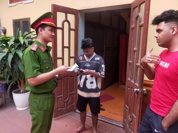 Tho Tang Commune Police inspect and grasp the situation of foreigners residing in the area. Photo: Phu Tho Police