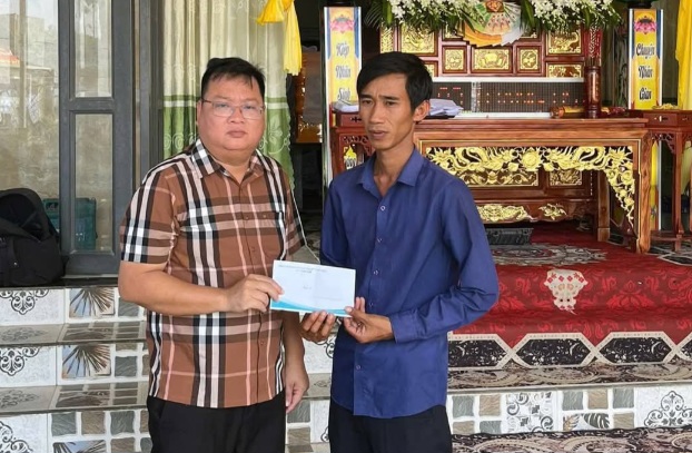 Chính quyền địa phương và cơ quan chức năng đến viếng hương, chia buồn với gia đình người gặp nạn. Ảnh: Trường An