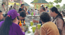 People visit and enjoy dishes at Vinh Long Vegetarian Food Festival in a joyful atmosphere on the 30th. 4. Photo: Hoang Loc