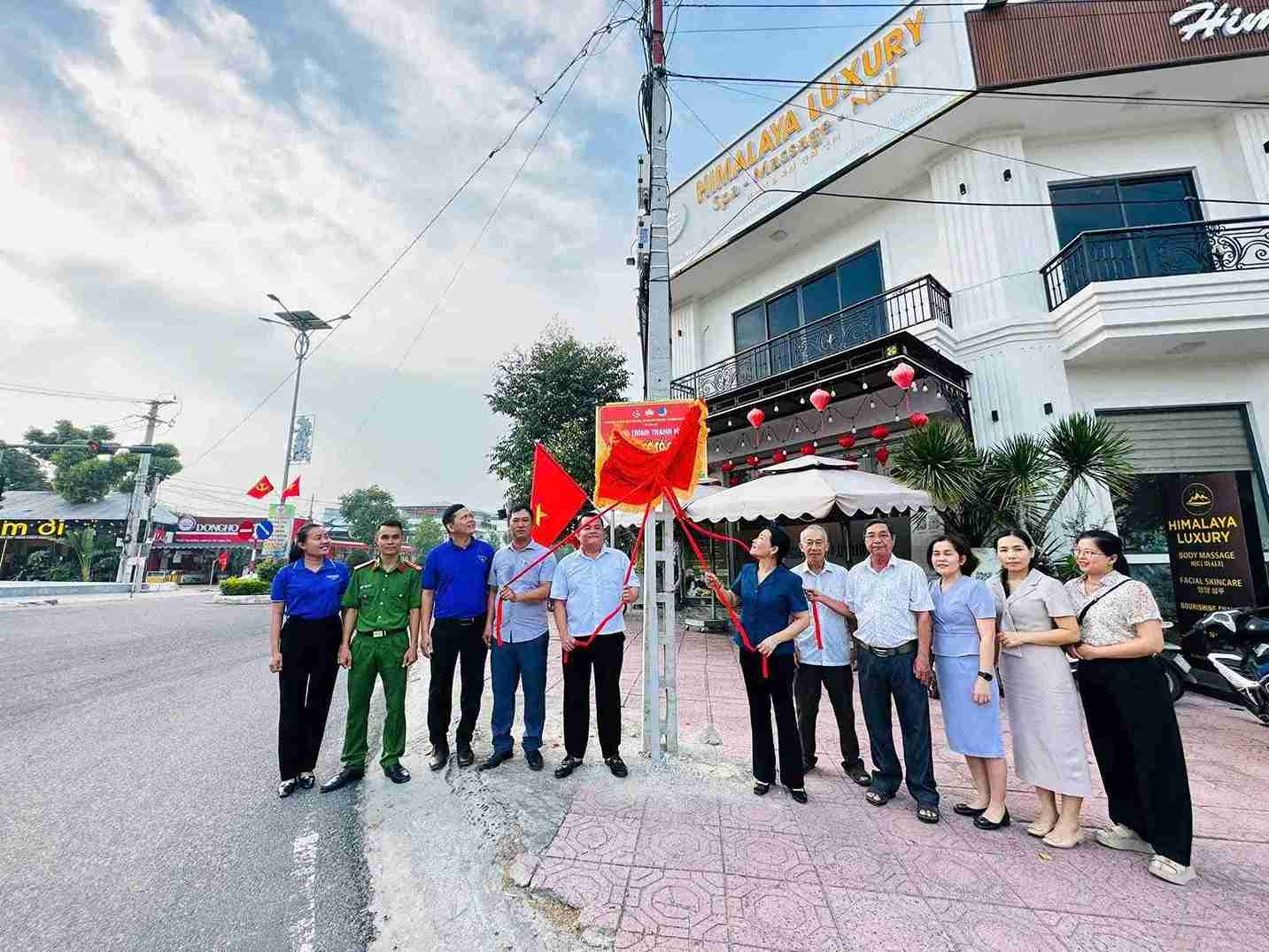 The locality has just inaugurated the National Flag Route in Cam Lam commune. Photo: Cam Nghia