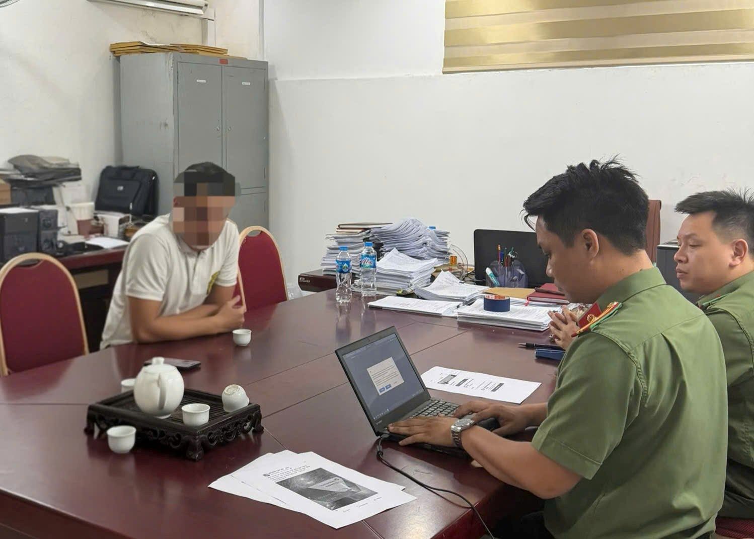 Lực lượng chức năng xử lý trường hợp sử dụng Facebook bình luận nội dung công kích, xúc phạm uy tín của lực lượng Công an. Ảnh: Công an TP Hải Phòng
