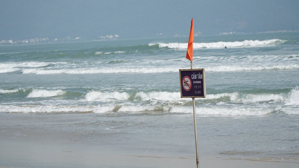 Da Nang rescue forces redeploy warning signs and loudspeakers to warn about the flow. Photo: Nguyen Linh