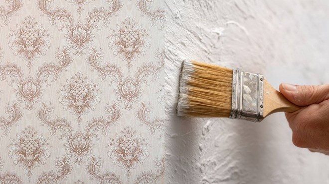 Sticking wallpaper on small bathrooms requires proper technique to avoid peeling and mold. Photo: Thanh Thanh