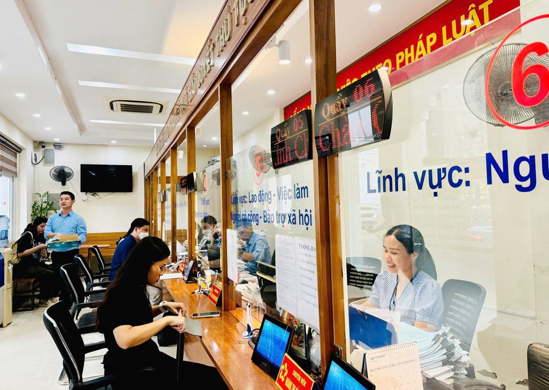 Ministries and sectors have implemented plans to simplify and proactively cut 292 administrative procedures (TTHC), simplifying 1,640 TTHC. Photo: Thu Minh