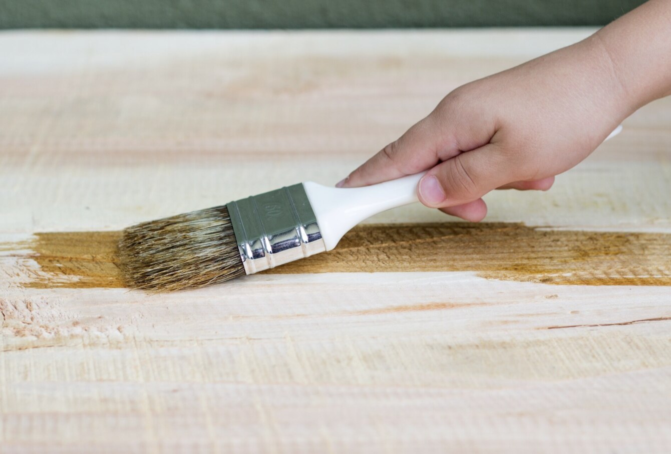 Repainting kitchen counters is becoming a popular choice thanks to low cost but high aesthetic effectiveness. Photo: Thuy Duong