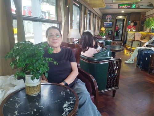 Chất lượng các toa tầu ngày một nâng cao thu hút người dân. Ảnh: Minh Hạnh 