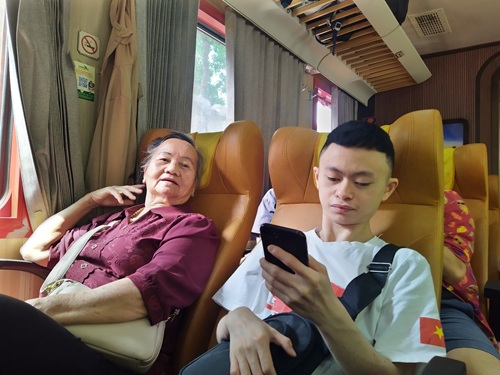 Người dân lựa chọn tàu hoả để đi du lịch dịp lễ 30.4-1.5. Ảnh: Minh Hạnh 