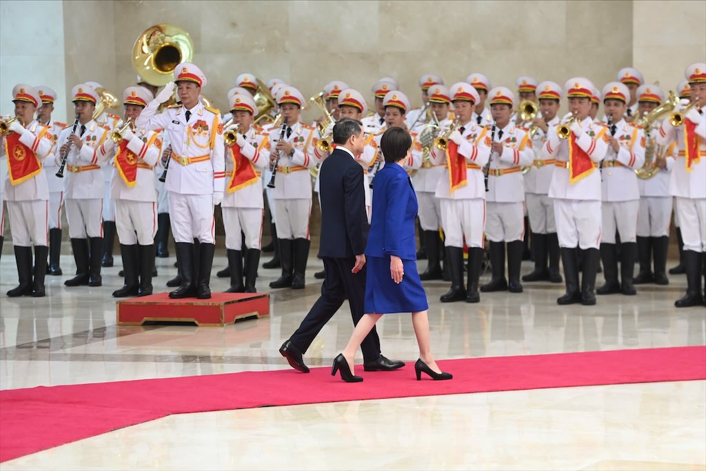 Thủ tướng Chính phủ Lê Minh Hưng và Thủ tướng Takaichi Sanae nghe quân nhạc cử Quốc thiêu và duyệt Đội Danh dự Quân đội nhân dân Việt Nam.