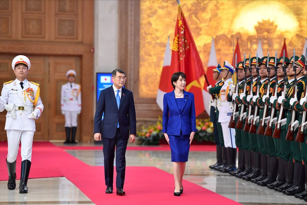 Politburo Member, Prime Minister Le Minh Hung chairs the welcoming ceremony for Japanese Prime Minister Takaichi Sanae. Photo: Hai Nguyen