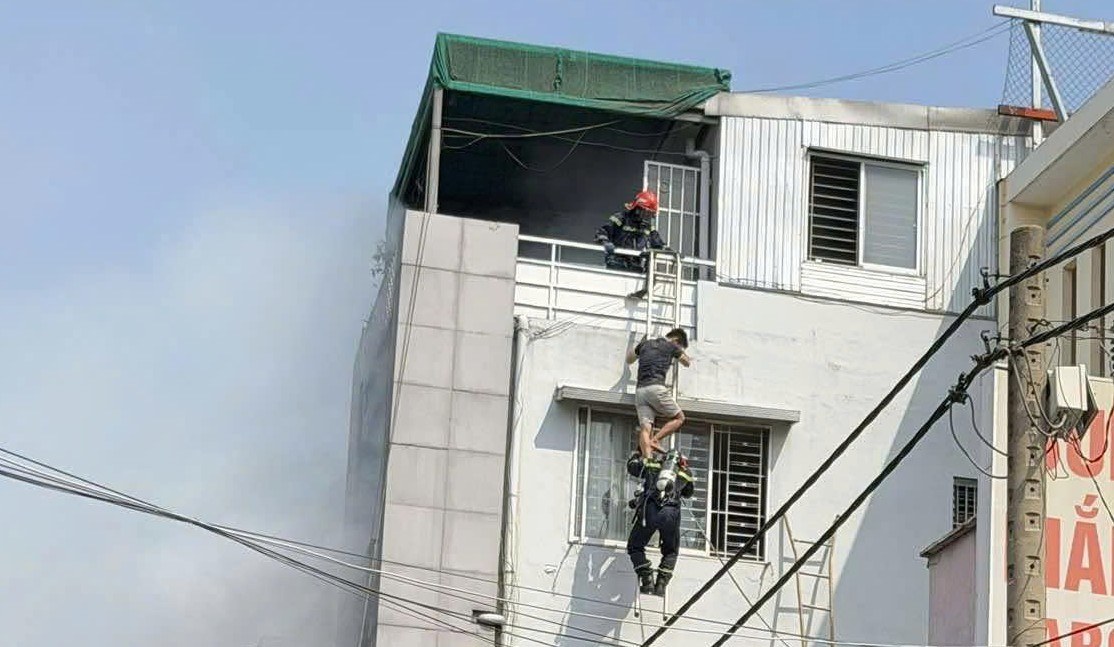消防隊員が閉じ込められた人々を安全に外に運び出す。写真:住民提供
