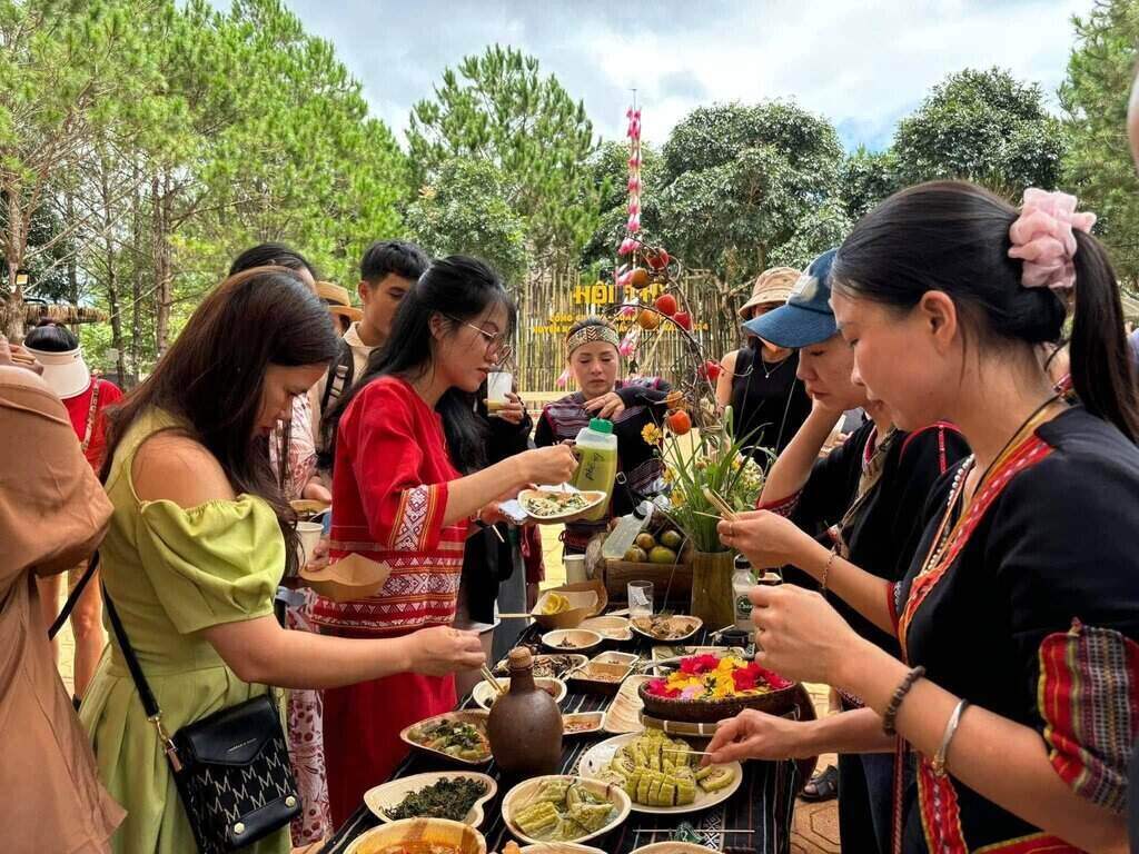 Tourists enjoy cuisine in Mang Den, Quang Ngai province. Photo: Mang Den commune information page