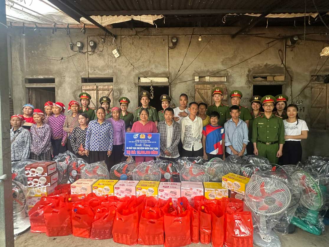 Công an xã Gia Phú trao quà cho các bệnh nhân khó khăn tại “xóm chạy thận”. Ảnh: Công an Lào cai