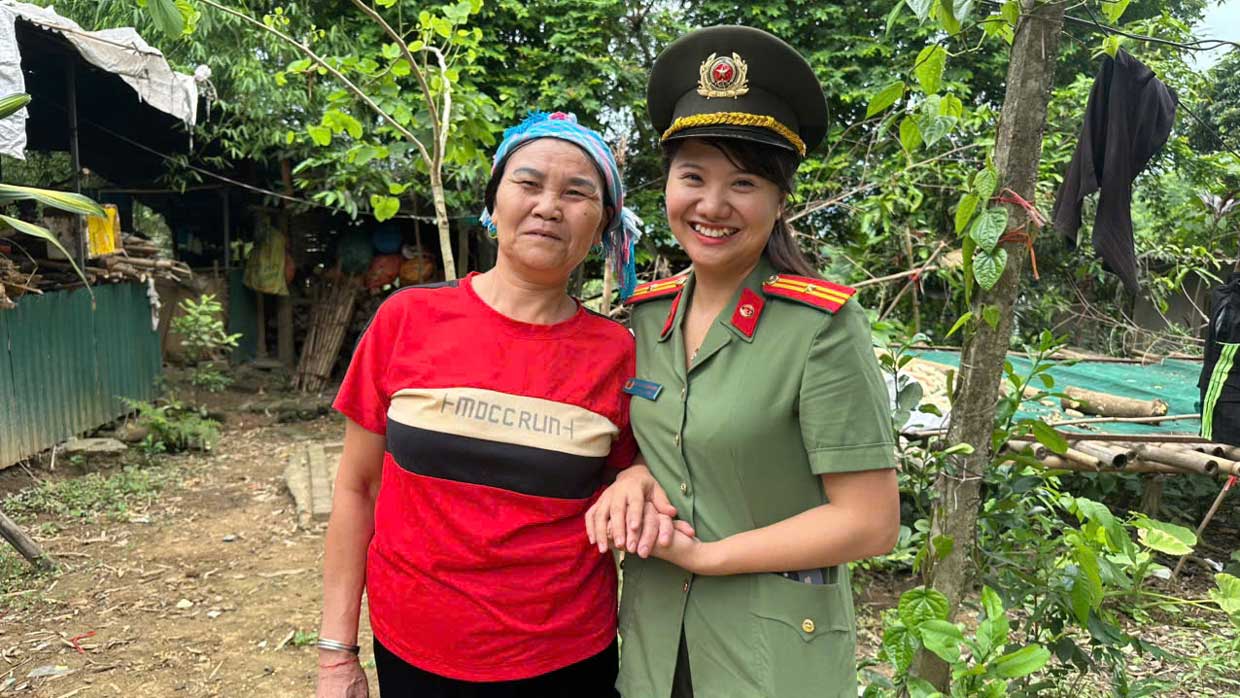 Công an xã Gia Phú gần gũi, động viên người dân vượt qua khó khăn. Ảnh: Công an Lào Cai