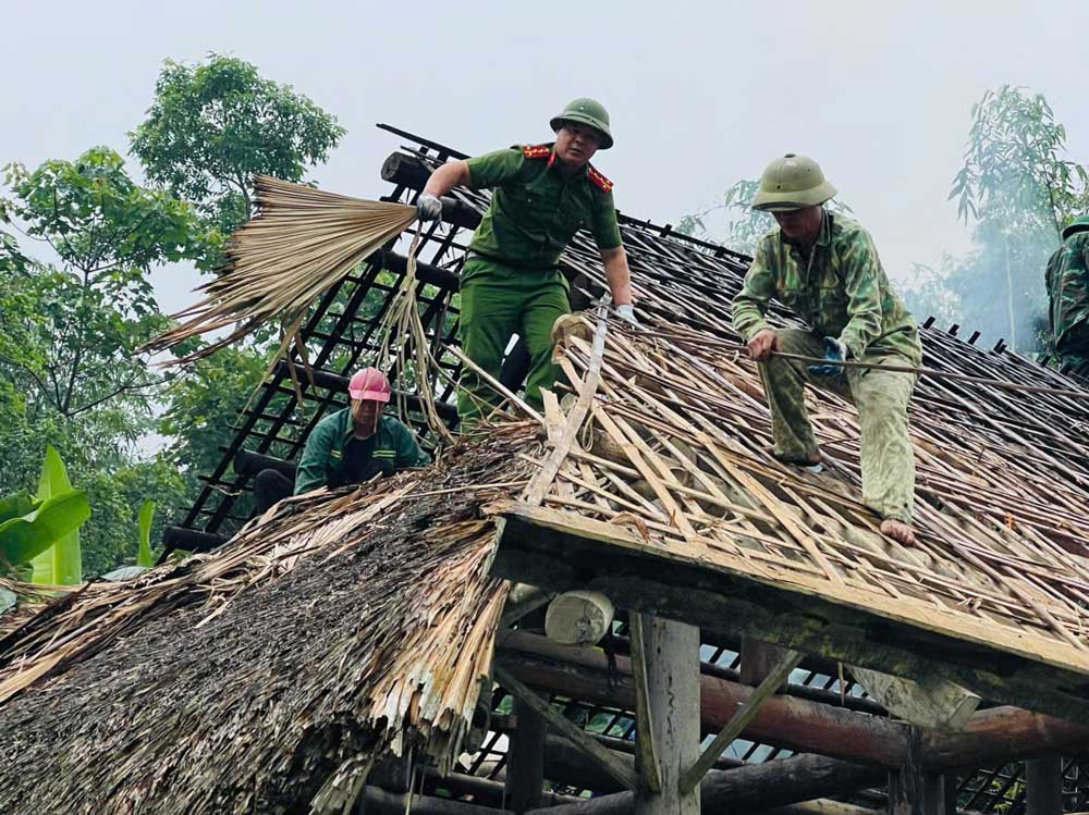 Công an xã Tân Lĩnh giúp người dân tháo dỡ nhà cũ. Ảnh: Công an Lào Cai