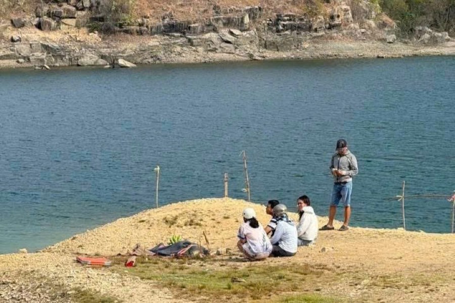 ダーサイン湖で男性が死亡した現場は、現在、関係当局によって調査中です。写真:NDCC