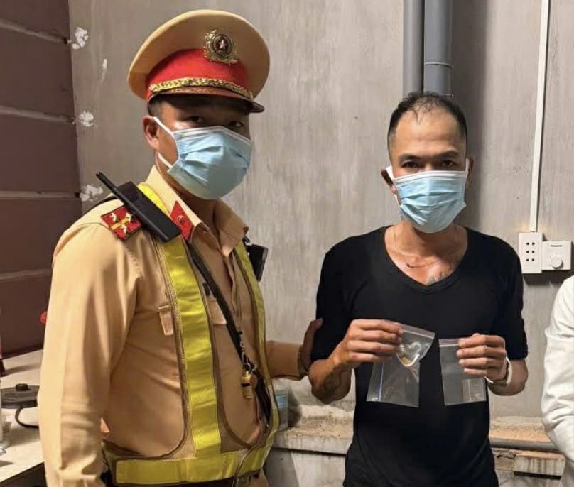 Functional forces discovered and handled subject N.D. T for possessing drugs while traveling on the Ho Chi Minh road. Photo: Police provided