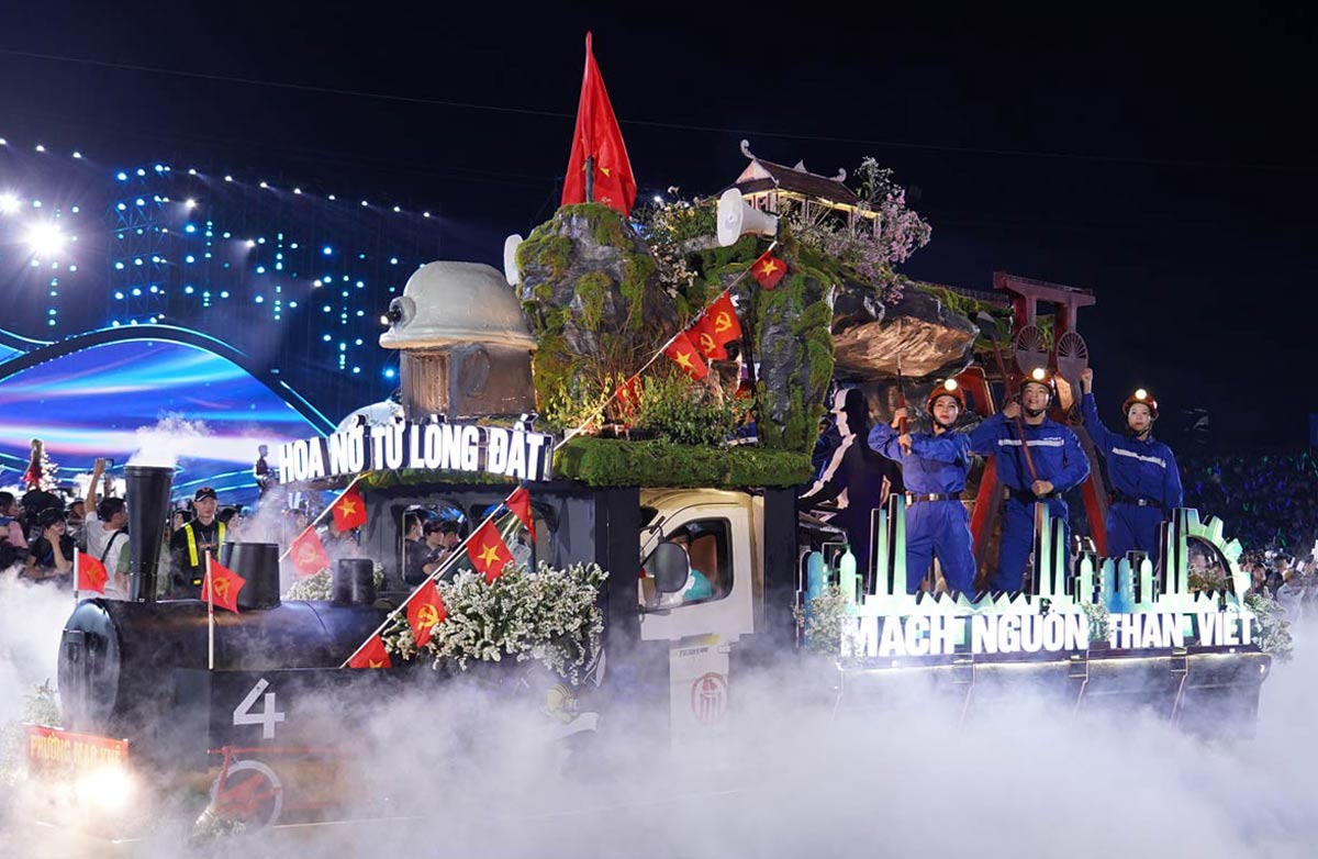 Mô hình của phường Mạo Khê với chủ đề “Mạch nguồn than Việt - Mạo Khê rạng rỡ tương lai”, tái hiện hành trình phát triển vùng mỏ, nổi bật với hình tượng đầu tàu hơi nước gợi dấu mốc lịch sử phong trào công nhân mỏ và sự kiện thành lập Chi bộ Đảng đầu tiên của vùng mỏ Quảng Ninh (23.2.1930); đồng thời khắc họa Miếu Mỏ, truyền thống “Kỷ luật và Đồng tâm” và sự chuyển mình với các ngành nghề mới. Ảnh: Sở VHTTDL Quảng Ninh