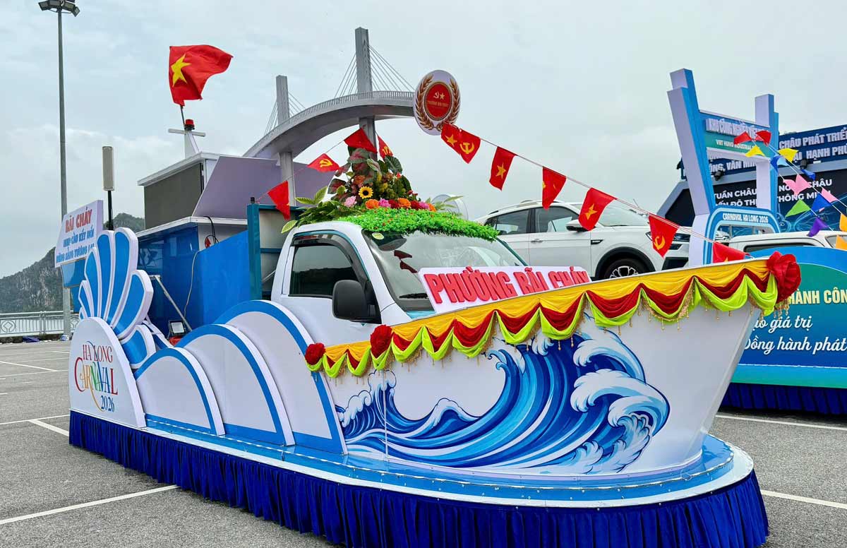 Mô hình phường Bãi Cháy mang chủ đề biển đảo, lấy cảm hứng từ vẻ đẹp vịnh Hạ Long, nổi bật với hình ảnh du thuyền vươn khơi, các lớp sóng cách điệu và biểu tượng cầu Bãi Cháy, thể hiện thông điệp “Nhịp cầu kết nối – Bừng sáng tương lai”. Ảnh: Thanh Tùng