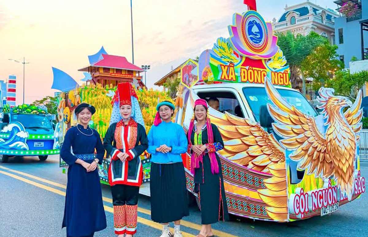 Mô hình phường Bãi Cháy mang chủ đề biển đảo, lấy cảm hứng từ vẻ đẹp vịnh Hạ Long, nổi bật với hình ảnh du thuyền vươn khơi, các lớp sóng cách điệu và biểu tượng cầu Bãi Cháy, thể hiện thông điệp “Nhịp cầu kết nối – Bừng sáng tương lai”. Ảnh: Sở VHTTDL Quảng Ninh