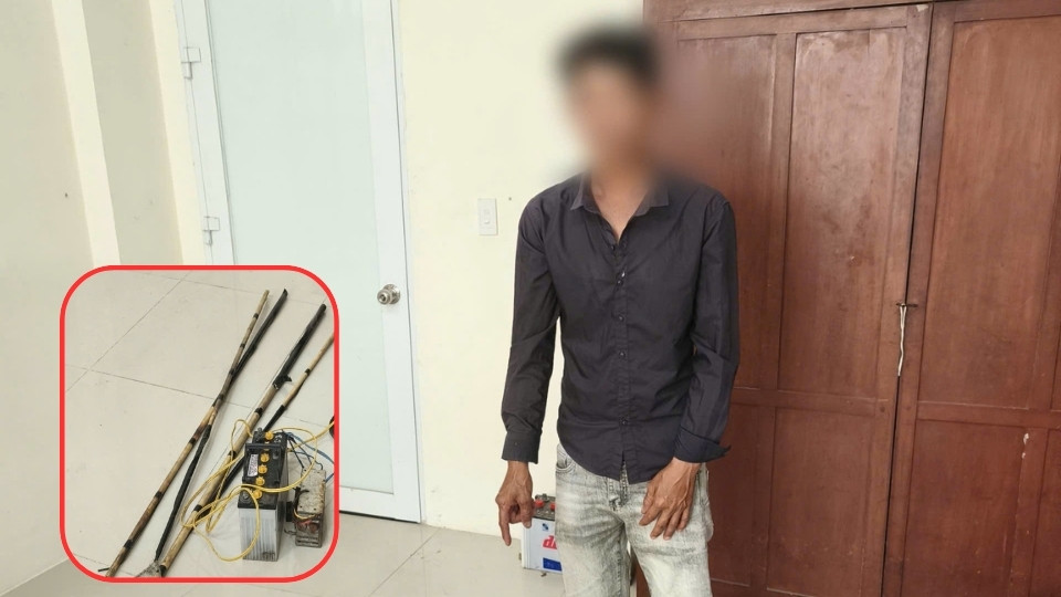 容疑者L.V.Tと証拠品の電気ショック装置は、チャーオンコミューン警察(ヴィンロン)によって発見され、処理記録が作成されました。写真:ヴィンロン警察