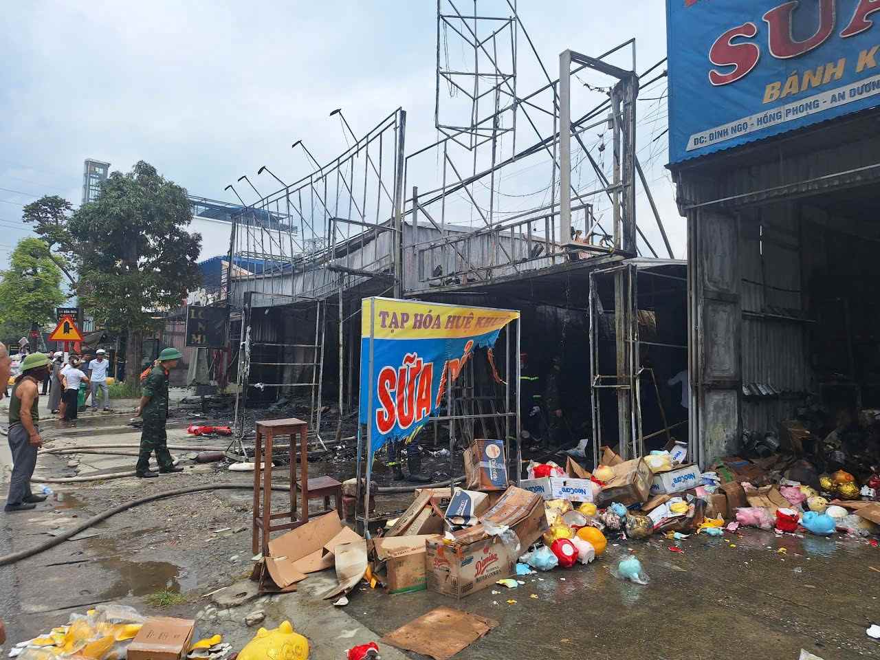 Functional forces examine the scene to investigate and clarify the cause of the fire. Photo: Hai Phong Police
