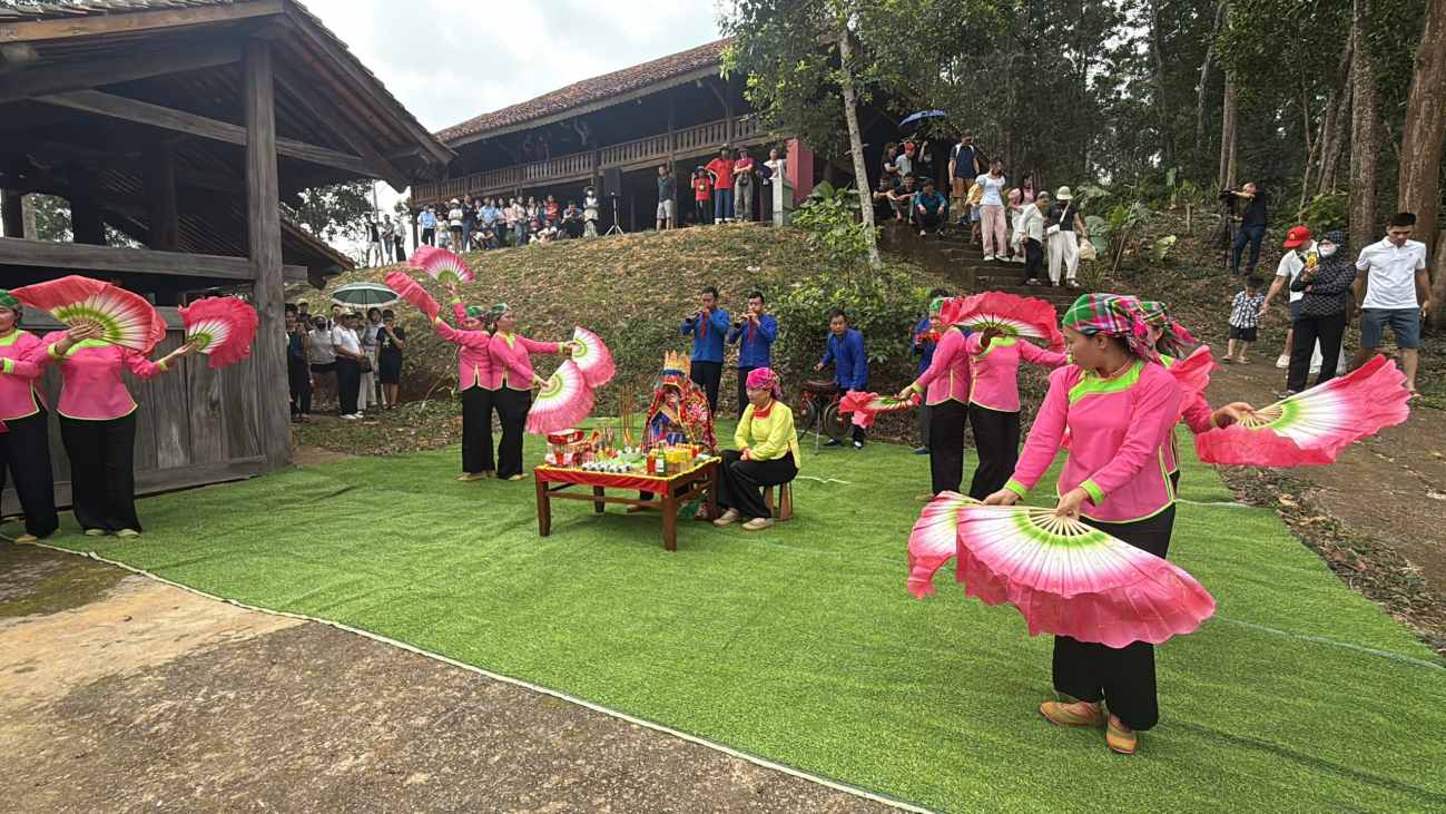 Tái hiện lễ cúng thần rừng của người Giáy giữa Thủ đô. Ảnh: Minh Chính