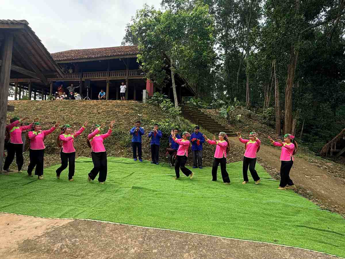 Chương trình nghệ thuật đặc sắc do đồng bào dân tộc Giáy thể hiện. Ảnh: Minh Chính