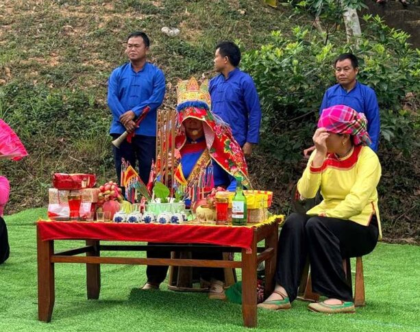 The forest god worshiping ceremony is of special significance to the belief culture of the Giay people. Photo: Minh Chinh