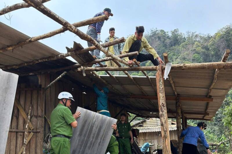 Commune authorities and police, border guards, Phieng Khoai commune, Son La province support people to repair houses. Photo: People's Committee of Phieng Khoai commune