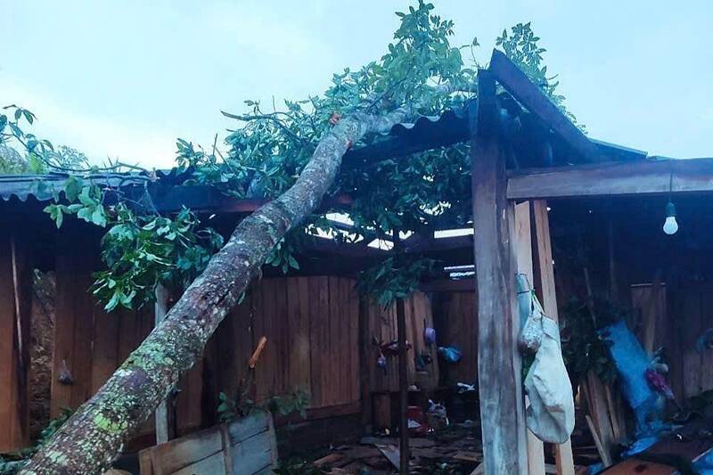 Mưa đá, giông lốc khiến nhiều nhà ở bản Ái 1, Páo Của, Bó Sinh và Keo Muông, xã Phiêng Khoài, tỉnh Sơn La bị thiệt hại. Ảnh: UBND xã Phiêng Khoài