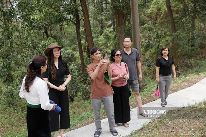Tourists visit and learn history at Him Lam Relic. Photo: Quang Dat
