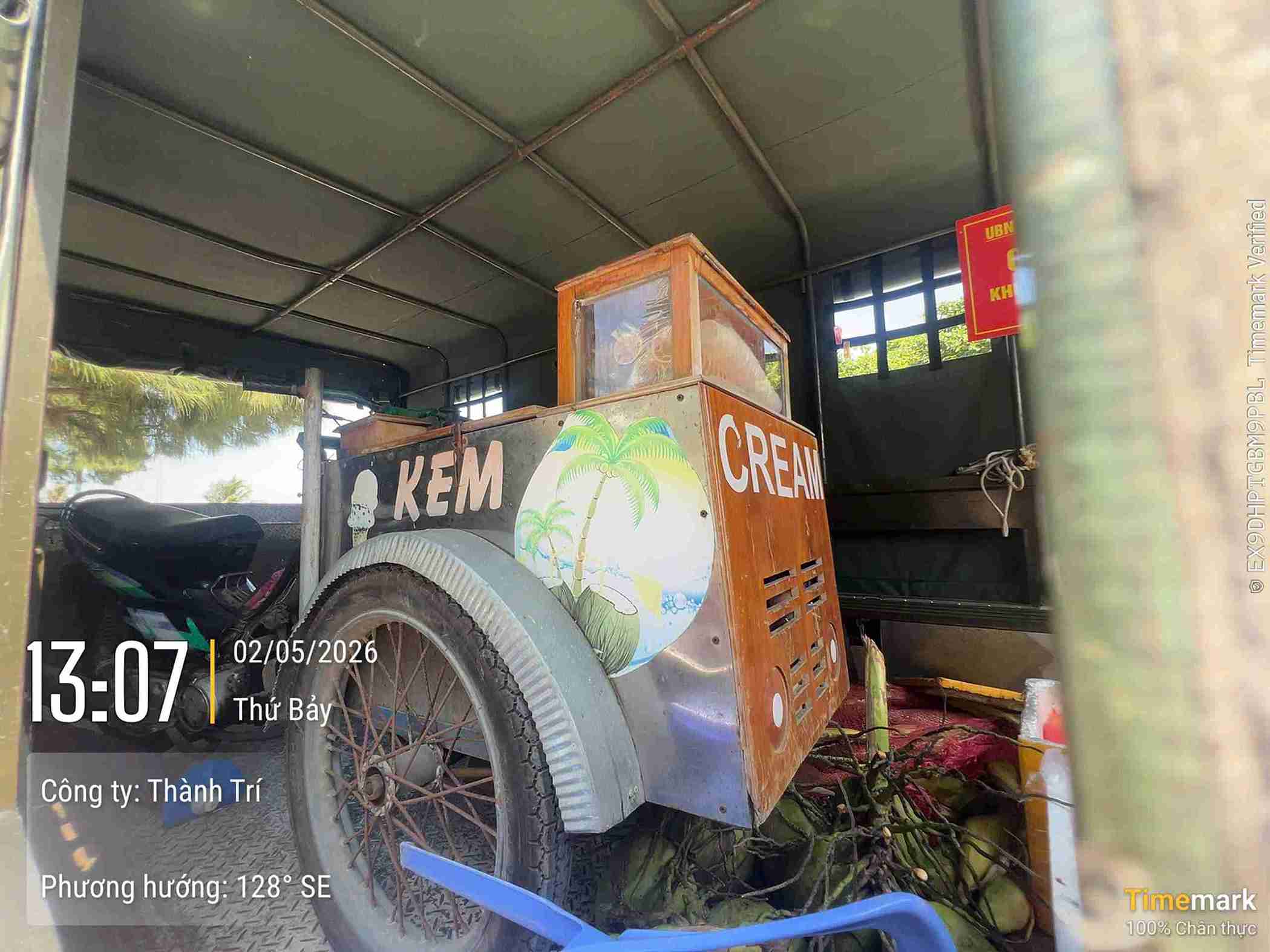 Chiếc xe bán kem được tạm giữ để phục vụ quá trình xác minh của cơ quan chức năng. Ảnh: Hữu Long