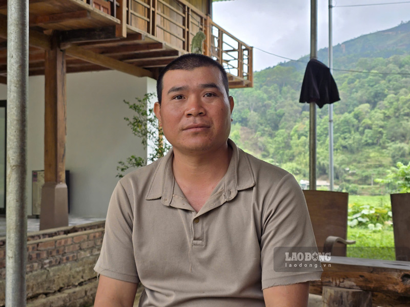 Bí thư Chi bộ thôn Hát 2 Lò Văn Tiến đánh giá rất cao những đóng góp của gia đình ông Khiên. Ảnh: Tân Văn