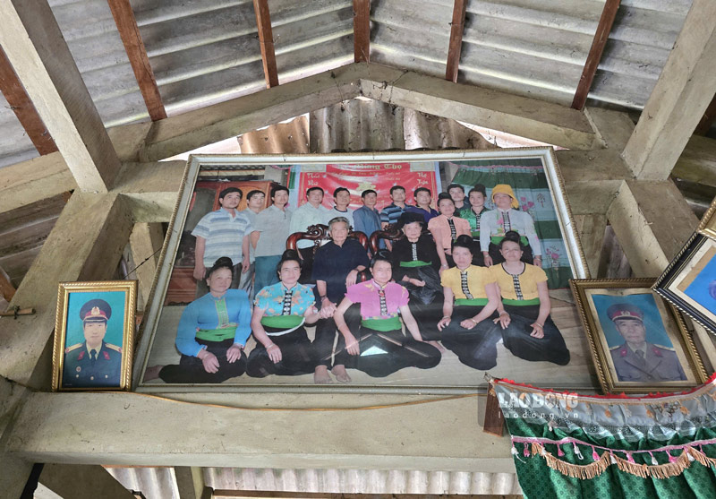 Mr. Lo Van Khien's family has a total of 20 members, 15 of whom are party members. Photo: Tan Van