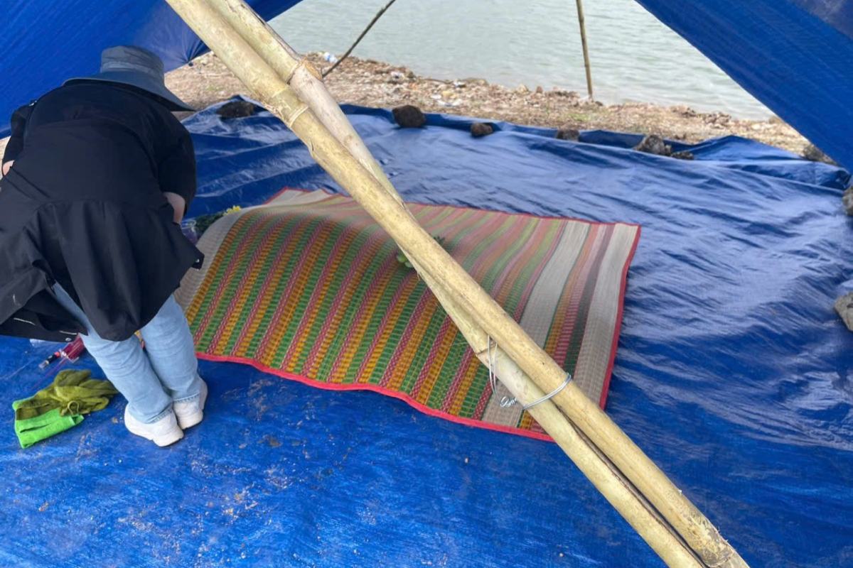 ダーデン湖でスープを漕いでいた際に行方不明になった犠牲者の遺体が岸に引き上げられました。写真:キムロンコミューン